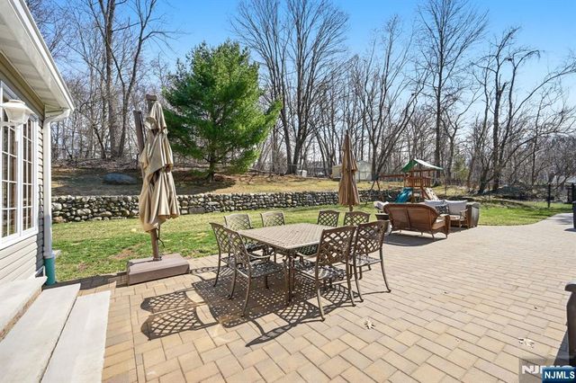 11 Osborne Court, Mahwah, NJ 07430