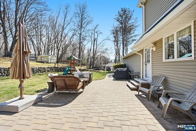 11 Osborne Court, Mahwah, NJ 07430