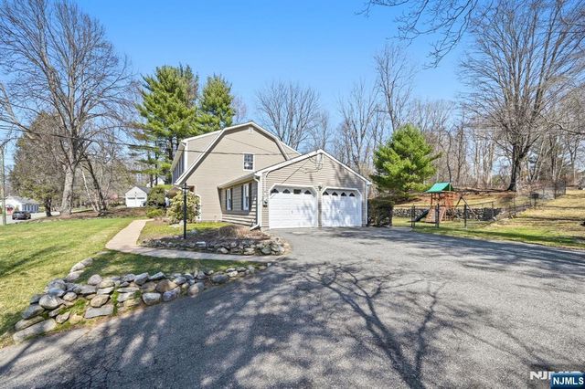 11 Osborne Court, Mahwah, NJ 07430