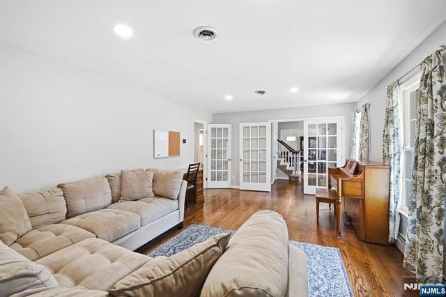 11 Osborne Court, Mahwah, NJ 07430