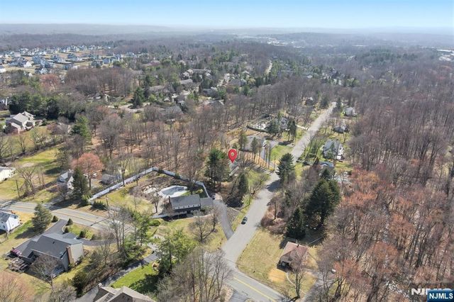 11 Osborne Court, Mahwah, NJ 07430