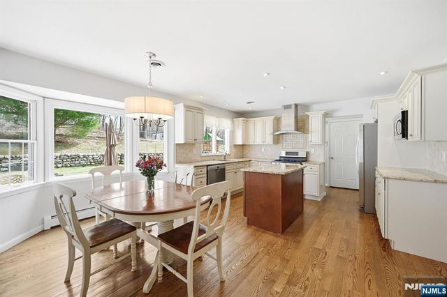 11 Osborne Court, Mahwah, NJ 07430