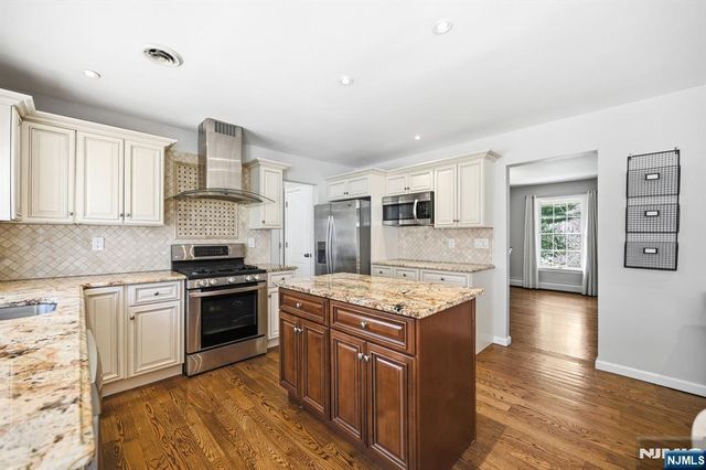 11 Osborne Court, Mahwah, NJ 07430