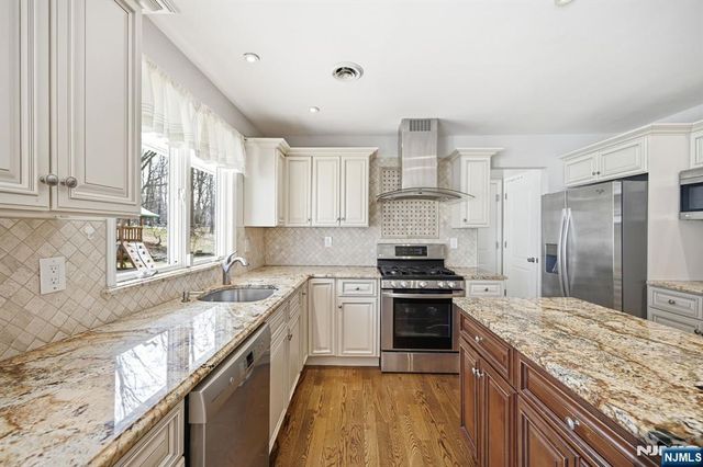 11 Osborne Court, Mahwah, NJ 07430