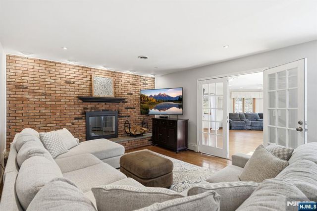 11 Osborne Court, Mahwah, NJ 07430