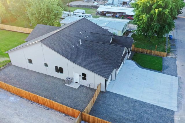 2025 S Penninger Dr, Boise, ID 83709