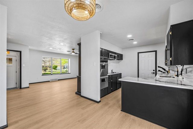 1703 NW 43rd St, Lawton, OK 73505