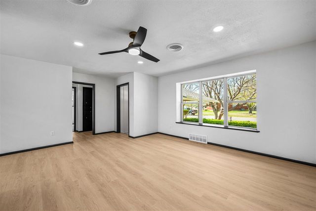 1703 NW 43rd St, Lawton, OK 73505