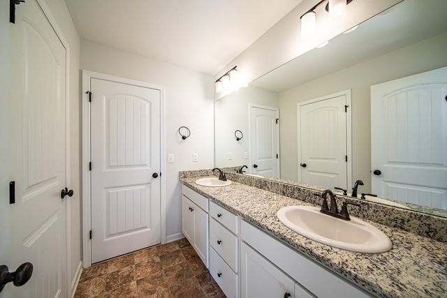 154 Red Oak Place, Smiths Station, AL 36877