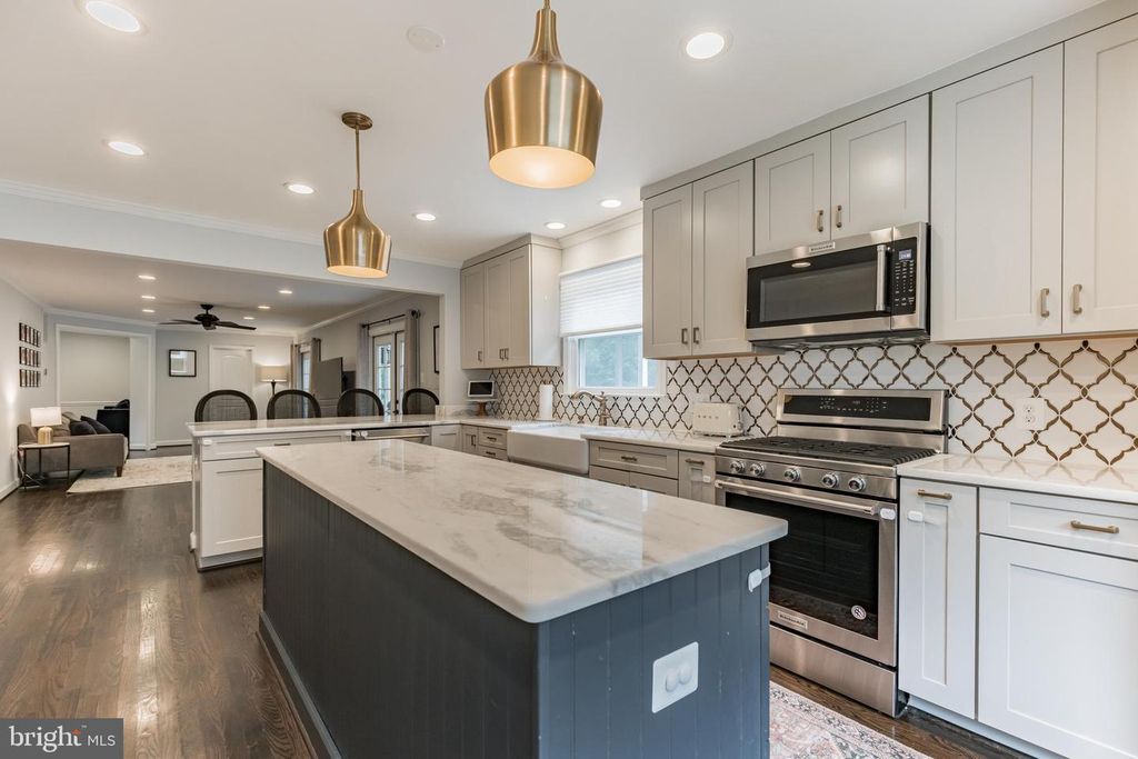 9911 BARNSBURY CT, Fairfax, VA 22031