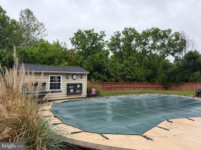 8238 SUNSET DR, Manassas, VA 20110