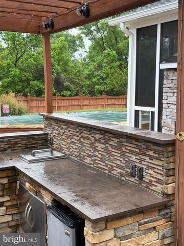 8238 SUNSET DR, Manassas, VA 20110