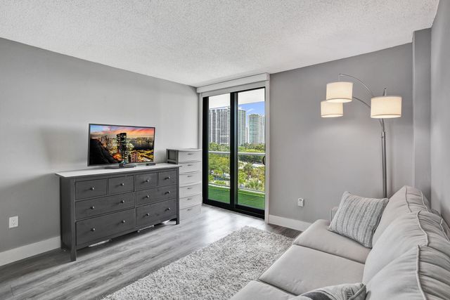 3701 N Country Club Drive 605, Aventura, FL 33180