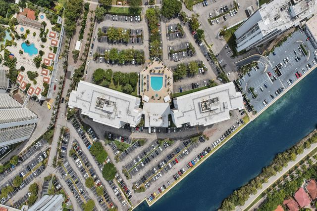 3701 N Country Club Drive 605, Aventura, FL 33180