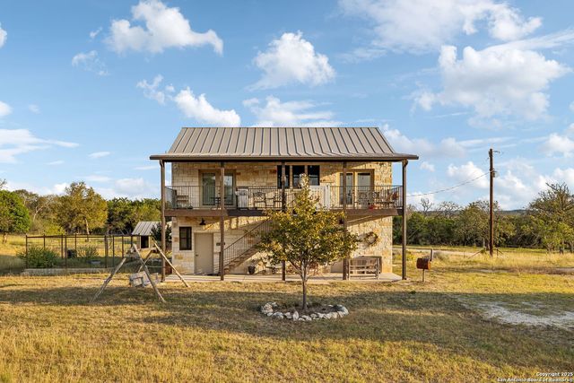 232 N Stoneleigh Road, Center Point, TX 78010