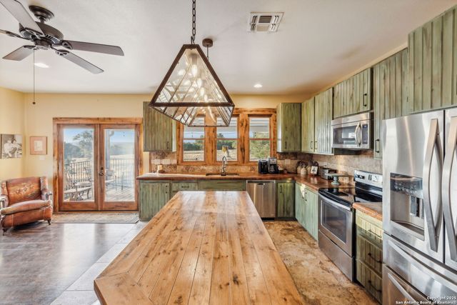 232 N Stoneleigh Road, Center Point, TX 78010
