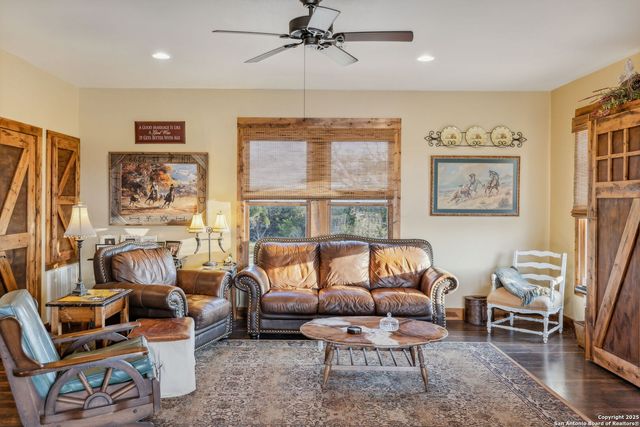 232 N Stoneleigh Road, Center Point, TX 78010