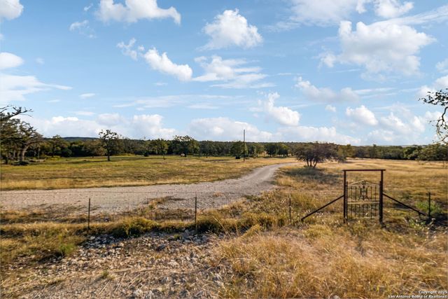 232 N Stoneleigh Road, Center Point, TX 78010