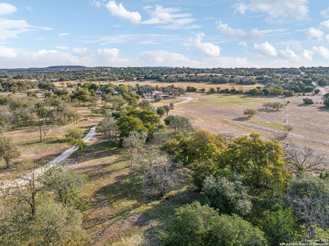 232 N Stoneleigh Road, Center Point, TX 78010