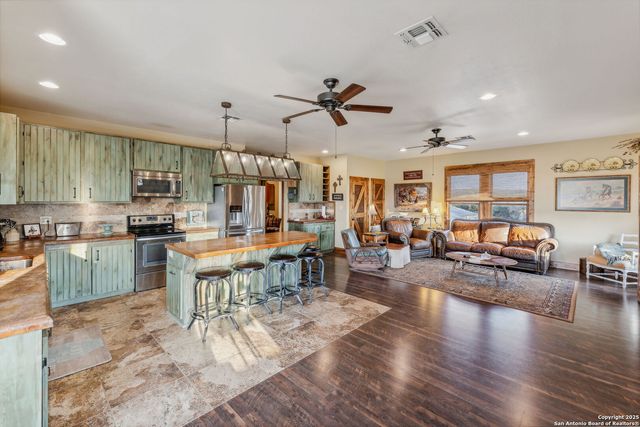 232 N Stoneleigh Road, Center Point, TX 78010