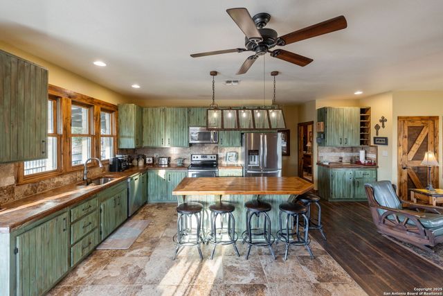 232 N Stoneleigh Road, Center Point, TX 78010