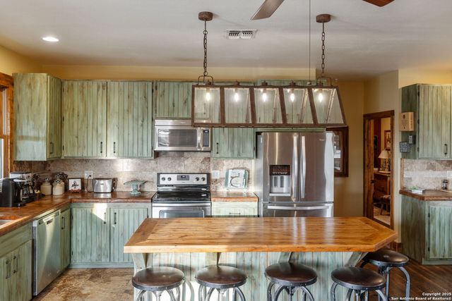 232 N Stoneleigh Road, Center Point, TX 78010