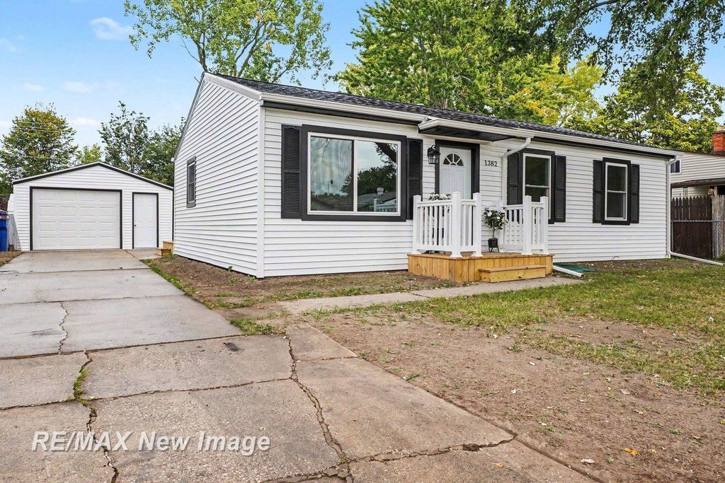 1382 Flanders Drive, Saginaw, MI 48604