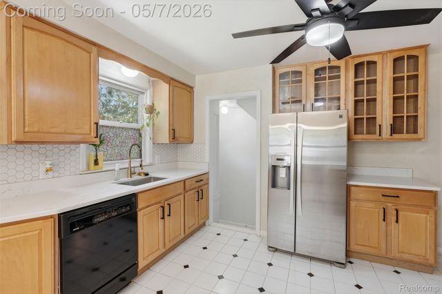 6595 Winona Avenue, Allen Park, MI 48101
