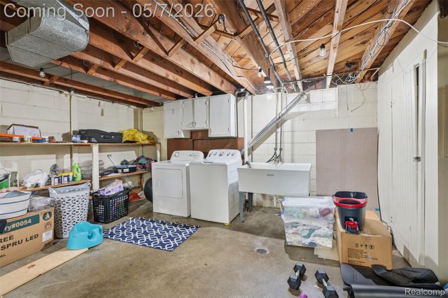 6595 Winona Avenue, Allen Park, MI 48101