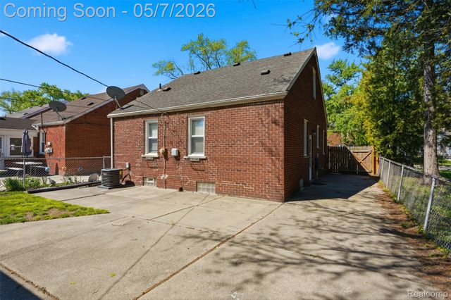 6595 Winona Avenue, Allen Park, MI 48101