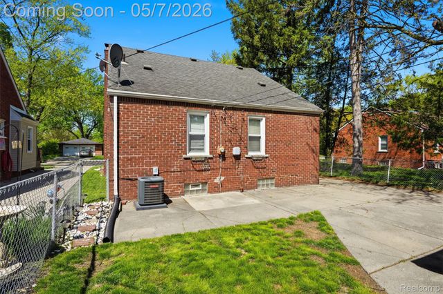 6595 Winona Avenue, Allen Park, MI 48101