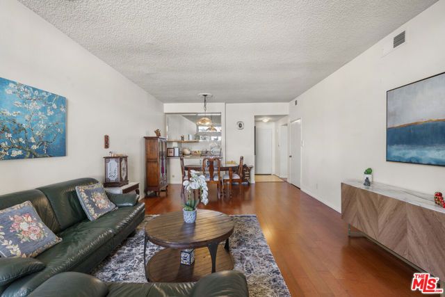 729 S Hobart Boulevard 40, Los Angeles, CA 90005