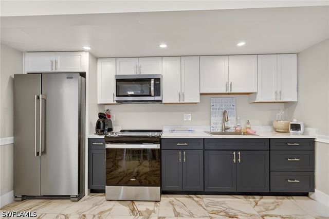 5 Bluebill AVE 209, Naples, FL 34108