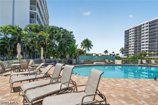 5 Bluebill AVE 209, Naples, FL 34108