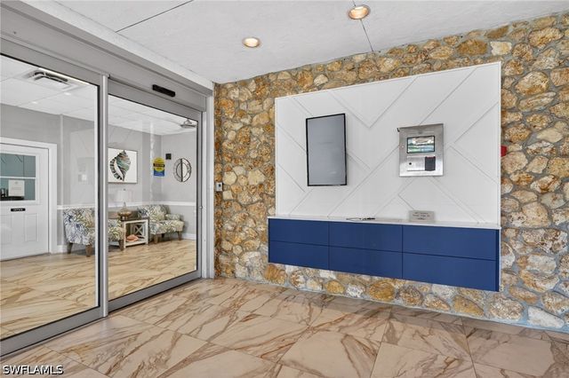 5 Bluebill AVE 209, Naples, FL 34108