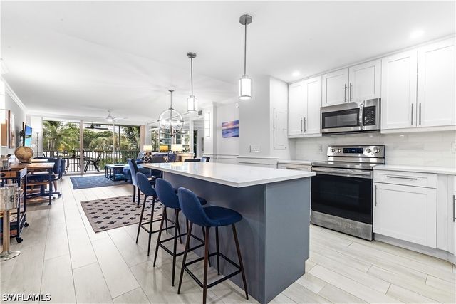 5 Bluebill AVE 209, Naples, FL 34108