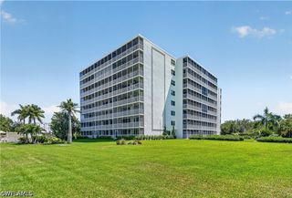 5 Bluebill AVE 209, Naples, FL 34108