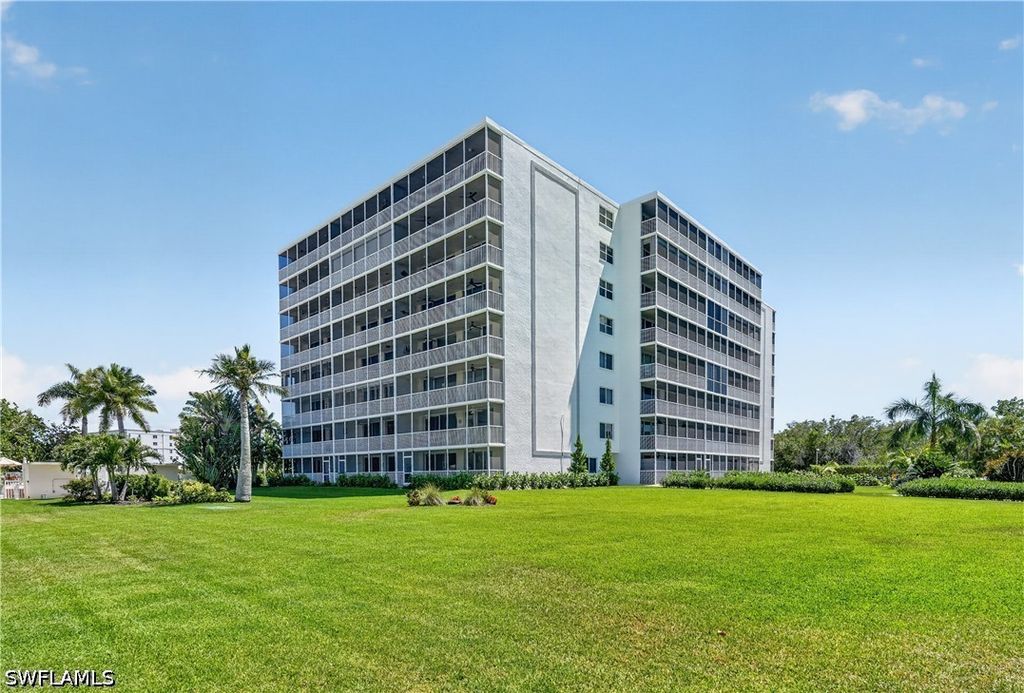 5 Bluebill AVE 209, Naples, FL 34108