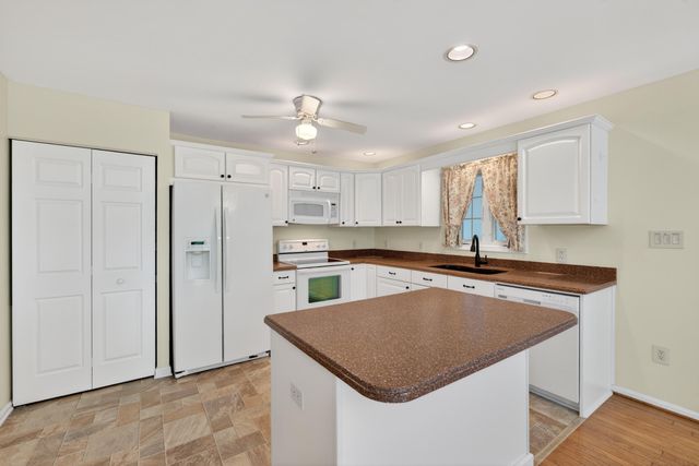 107 Creeden DR, Moneta, VA 24121