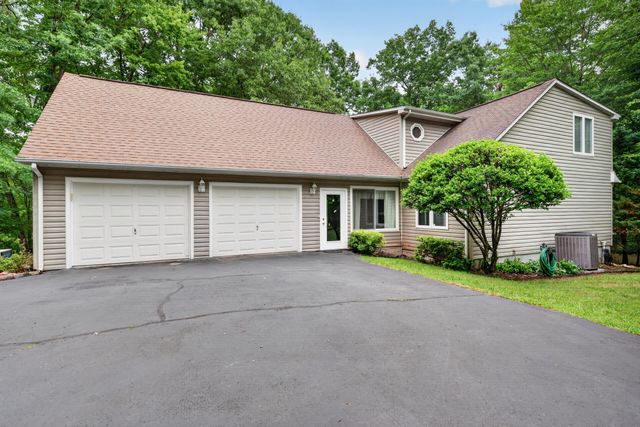 107 Creeden DR, Moneta, VA 24121