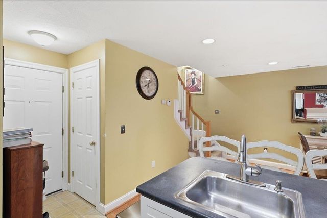 1 Maple Ridge Dr Unit 202, Merrimack, NH 03054