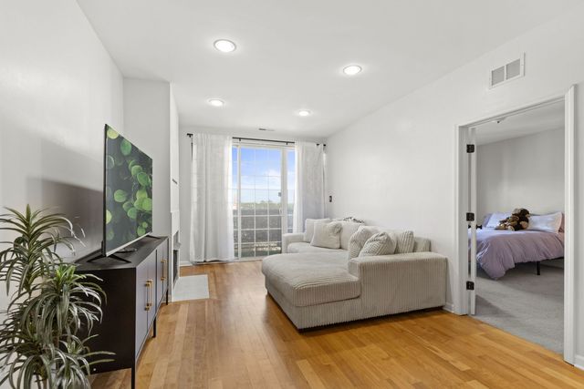 5300 N LINCOLN Avenue 4E, Chicago, IL 60625