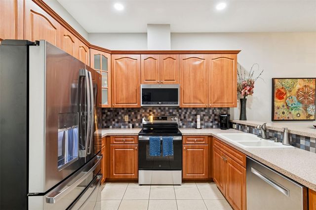 5816 MOHR LOOP, Tampa, FL 33615