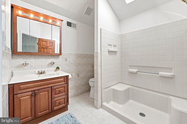 744 NAAMANS RD, Claymont, DE 19703