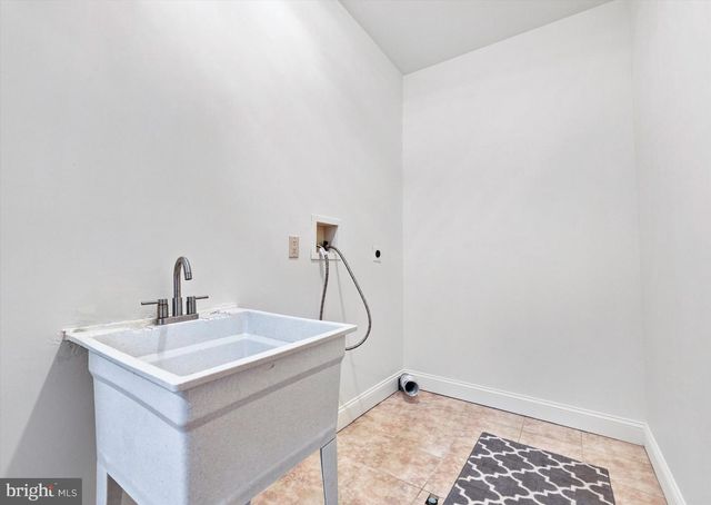 744 NAAMANS RD, Claymont, DE 19703