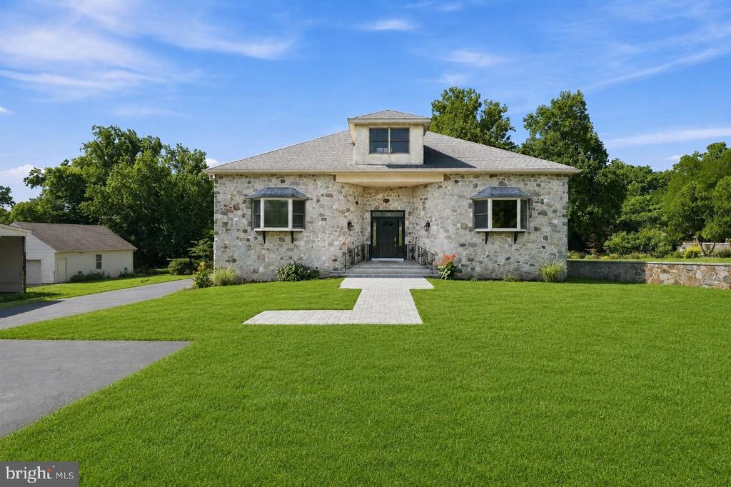 744 NAAMANS RD, Claymont, DE 19703