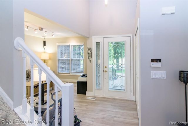 5808 Windstar Circle, Waterford, MI 48327