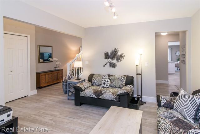 5808 Windstar Circle, Waterford, MI 48327