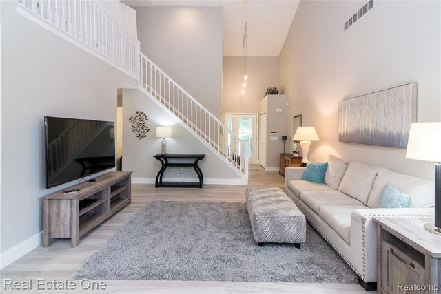 5808 Windstar Circle, Waterford, MI 48327