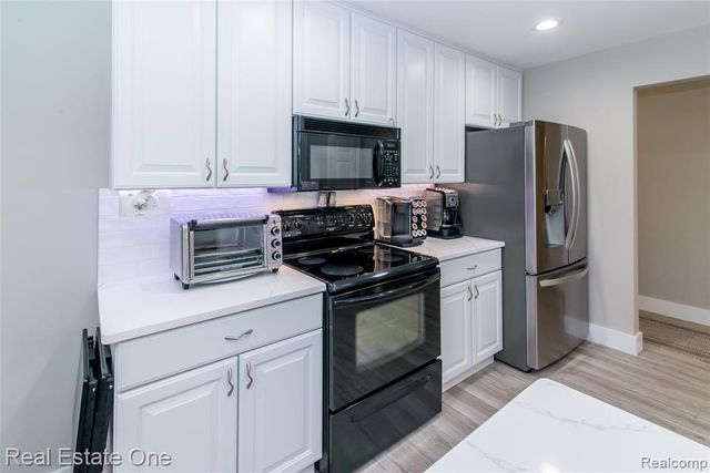 5808 Windstar Circle, Waterford, MI 48327